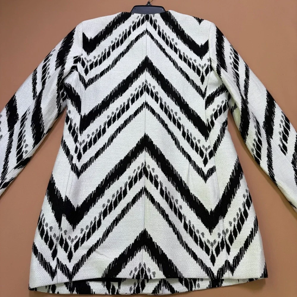 Chicos Black‎ White Chevron Ikat Topper Jacket Size 0 S Zip Front Pockets Lined